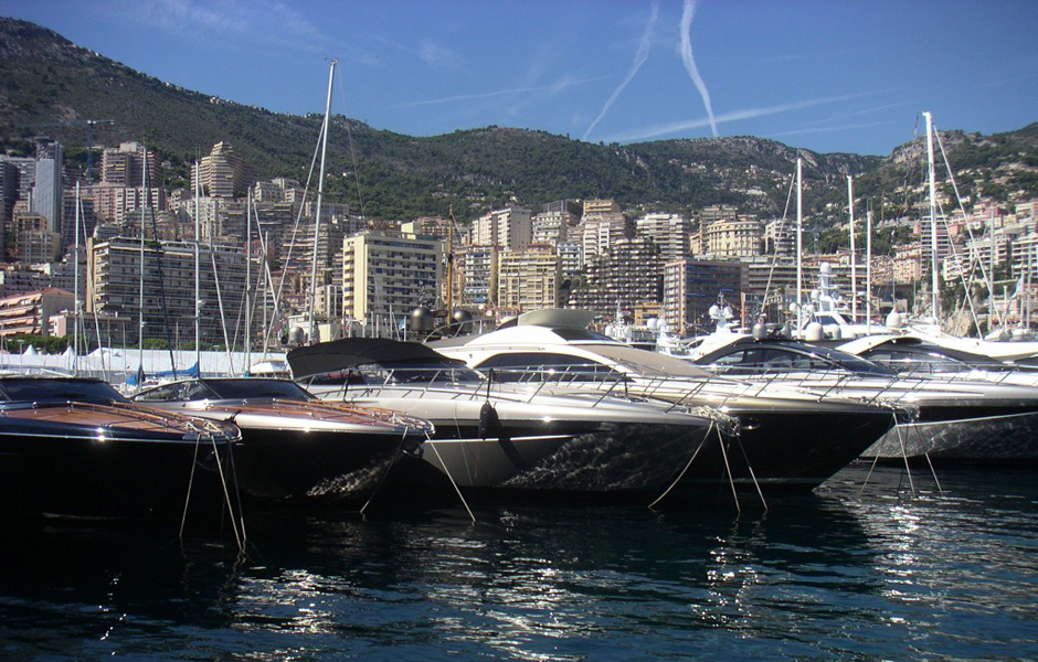 yachts lined up Ruvas lined up in Monaco's harbour