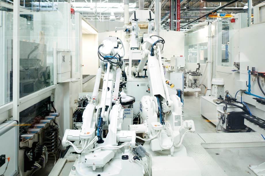 "Romeo & Juliet Robots" in the New Mechanical Machining Area – Two robots that work together to assemble the valve seats and insert them into the head by cooling the steel seats and guides using liquid nitrogen and heating the head so the two components unite and form a solid bond once they have returned to room temperature