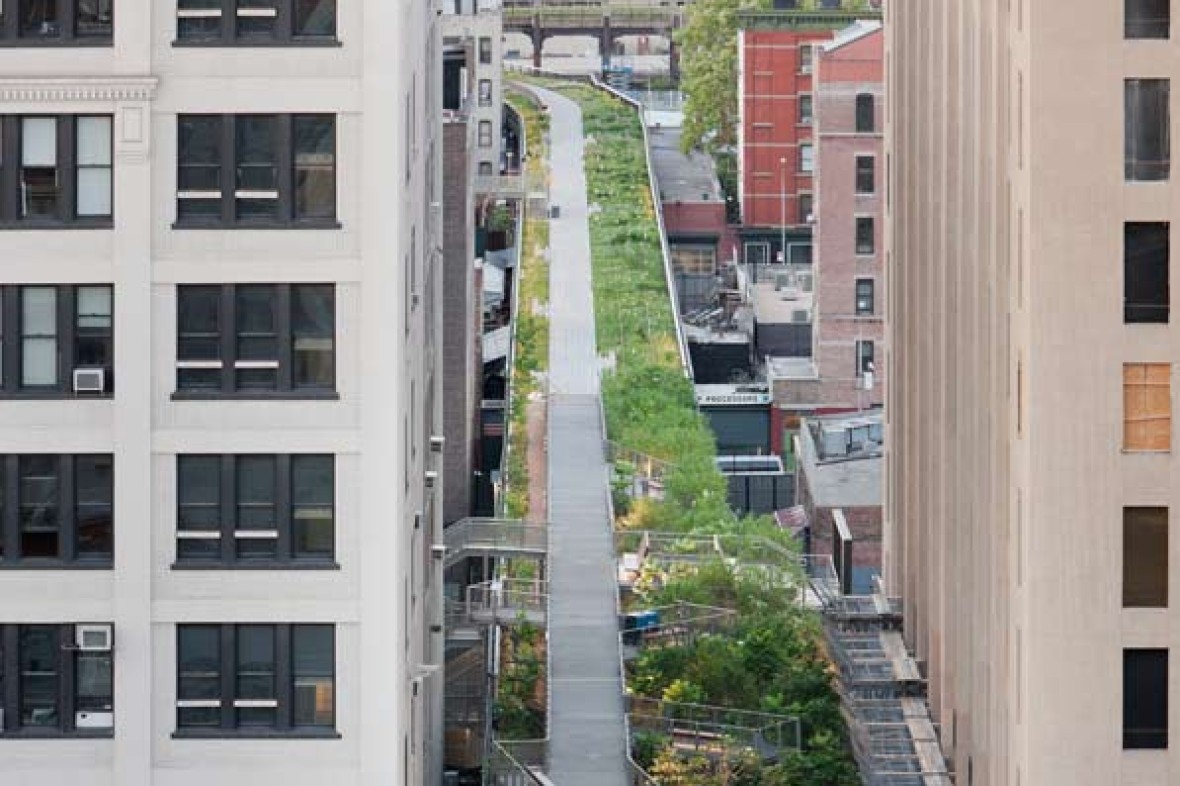 Falcone Flyover, an elevated pathway passes between historic warehouse buildings, between West 25th and West 27th Streets, looking North. ©Iwan Baan, 2011