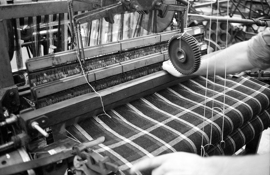 shuttle-moving-across-the-hattersley-as-it-weaves-tweed
