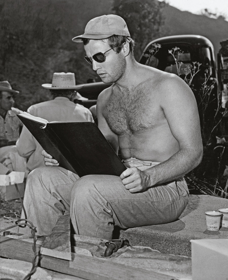 31_César_Brando-lisant