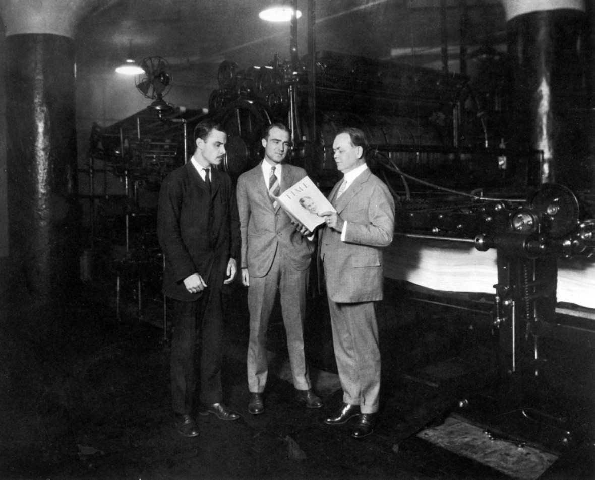 American co-founders of Time magazine Briton Hadden (1898 - 1929) (left) and Henry Luce (1898 - 1967) (center) stand with politician and Cleveland city manager William R. Hopkins (1869 - 1961) who reads an article from an issue of Time magazine, Cleveland, Ohio, August 31, 1925. The magazine, dated from that day, features golfer Robert Tyre Jones Jr. on the cover. (Photo by Time & Life Pictures/Getty Images)