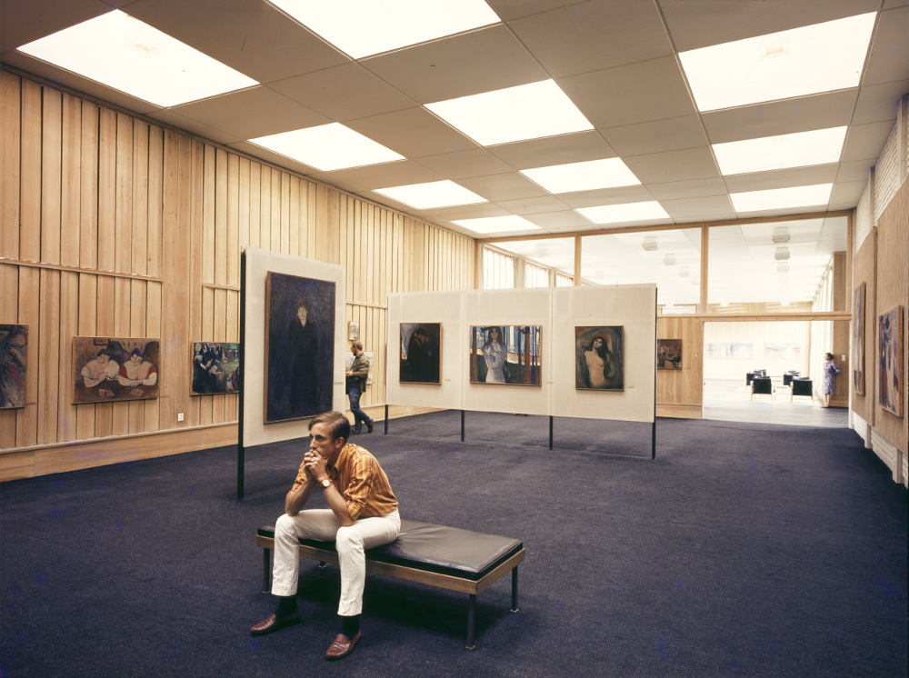 Munch Museum. Photo of unknown visitor (date unknown). Photo: Knudsens fotoaterlier © Dextra Photo, Norsk Teknisk Museum 