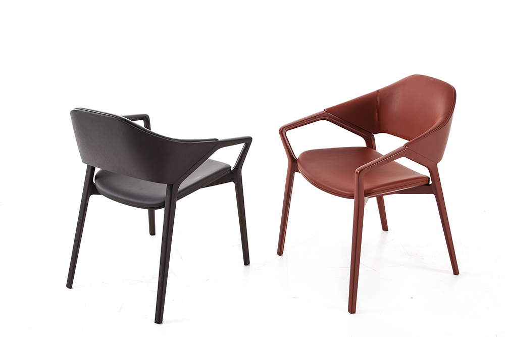 6_CASSINA_Ico chair_Ora Ito_couple