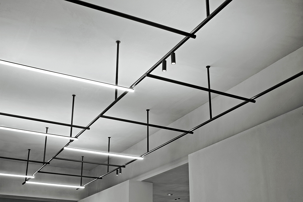 ‘Infra-Structure’ uses FLOS’s innovative magnetic system to allow an endless configuration of spotlights, lamps and ceiling facing strip lights