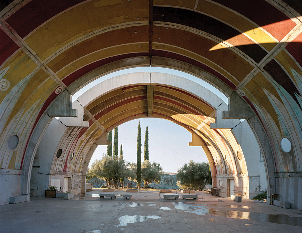 The first structures to be built, the vaulted arches at the centre of Arcosanti were made from thin concrete panels cast on site. They were then lifted into place to form a multifunctional public space for meetings, construction, concerts and dinners, with room for 200 people
