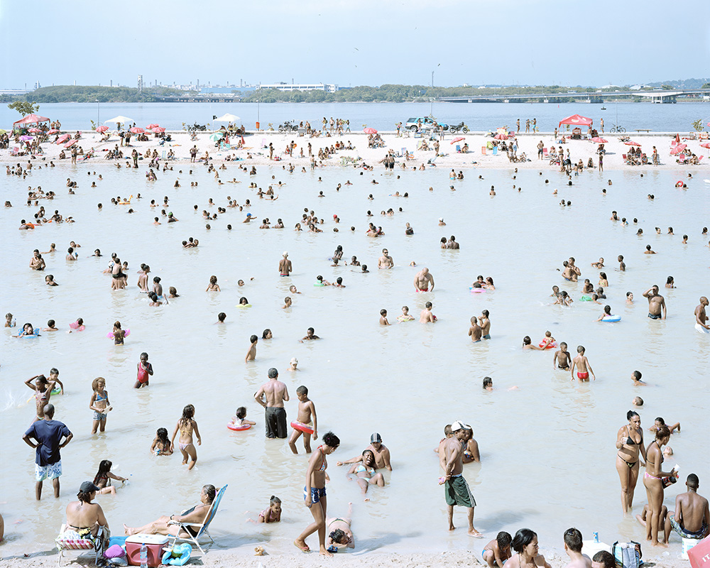 Massimo Vitali, Piscinão de Ramos, Brazil, 2013, chromogenic print on Diasec, 182 x 226 cm, courtesy the artist and Ronchini Gallery