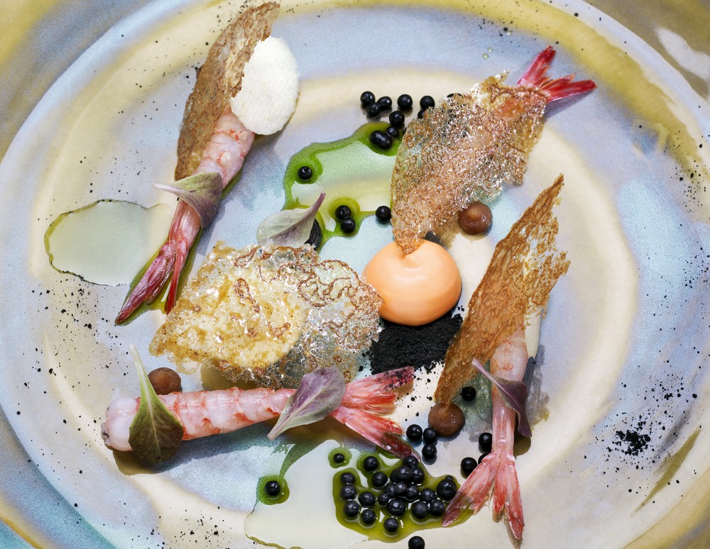 Violet shrimp, shellfish chips, shellfish mayonnaise, fake and real beluga lentils, lentil powder, Ras-el-hanout dates, salad leaves, apple and coriander oil – Photo: Paulo Barata