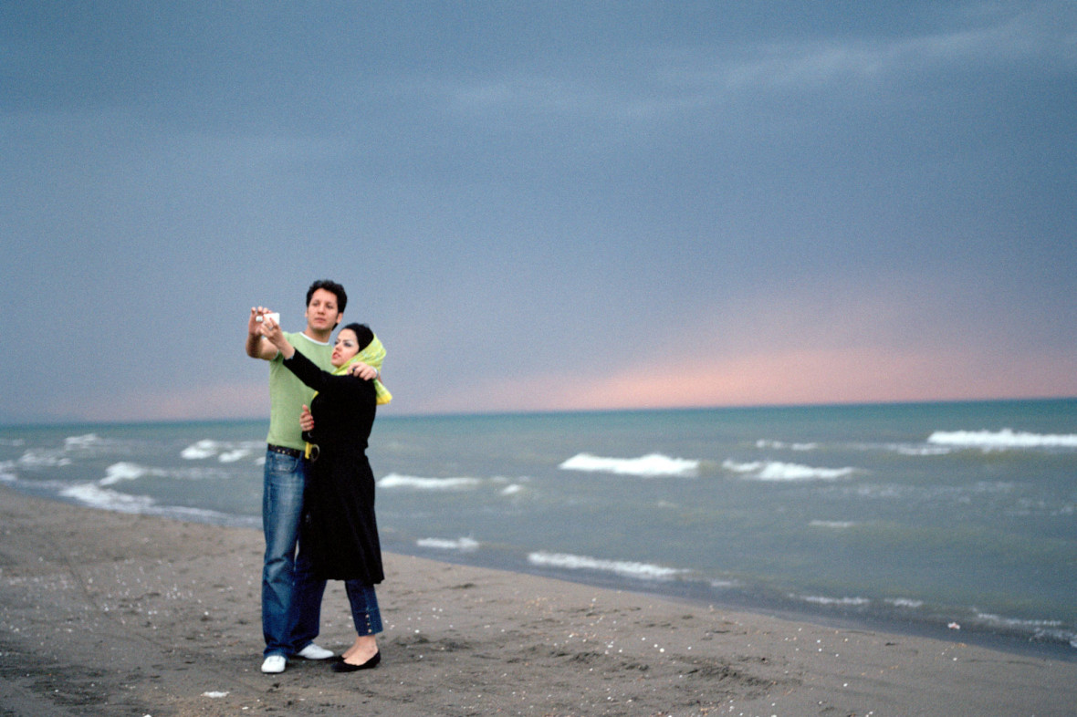 IRAN. Ramsar. A couple photograph themselves on their mobile phone in front of the Caspian Sea. 2007 © Olivia Arthur / Magnum Photos
