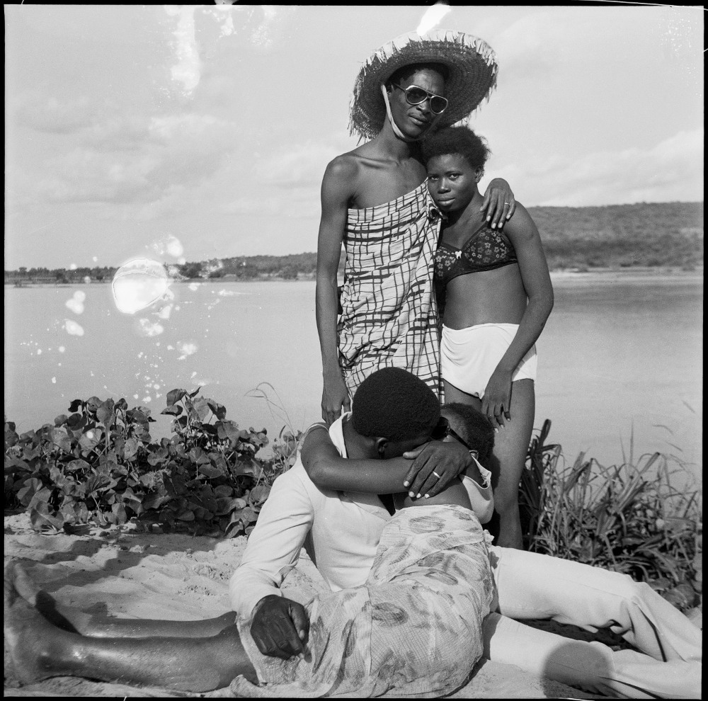 Les Retrouvailles au bord du fleuve niger, 1974, Malick Sidibé. Courtesy Galerie MAGNIN-A Paris