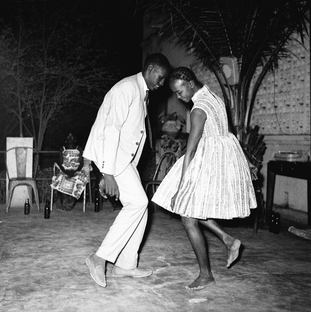Nuit de Noël Happy Club, 1963, Malick Sidibé. Courtesy Galerie MAGNIN-A Paris